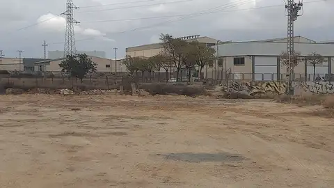 San Vicente del Raspeig culmina la limpieza del solar afectado por el vertido de escombros de las obras del barrio de los Manchegos Solar sin escombros