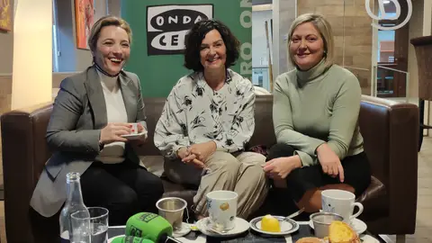 Nuestras invitadas son Marta Blanco, profesional de los servicios sociales en Galáurea; Judit Meiriño de PC Box y Mónica Maquieira de Visual VR. Almorzo informativo