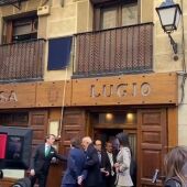 Madrid rinde homenaje a Lucio Blázquez por sus emblemáticos huevos rotos en Casa Lucio