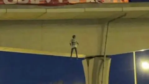 Ultras del Frente Atlético identificados por el muñeco ahorcado de Vinicius Ultras del Frente Atlético identificados por el muñeco ahorcado de Vinicius