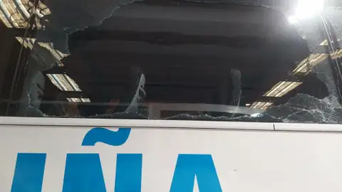 Autobús atacado en Betanzos Con pistolas de aire comprimido.