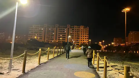 Uno de los pasos provisionales sobre los terrenos del futuro Parque Central Paseo peatonal iluminado