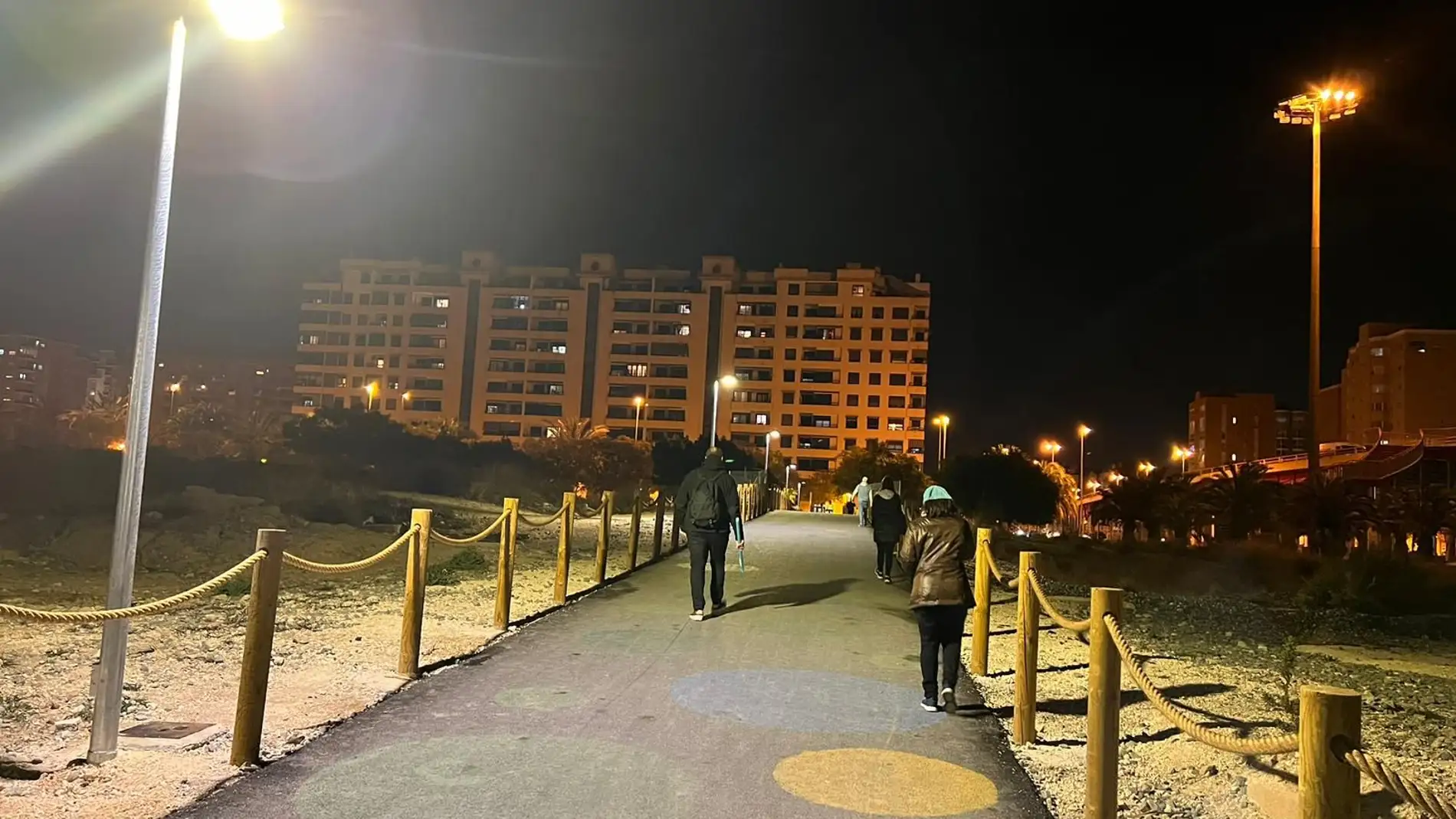 Más farolas para los pasos peatonales del futuro parque central de Alicante