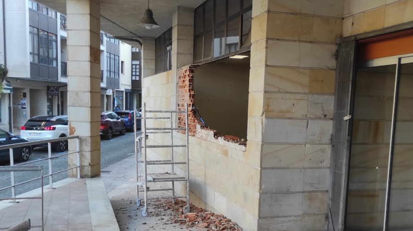 El Ayuntamiento de Llanes inicia las obras de reforma de la fachada de la plaza de abastos El Ayuntamiento de Llanes inicia las obras de reforma de la fachada de la plaza de abastos