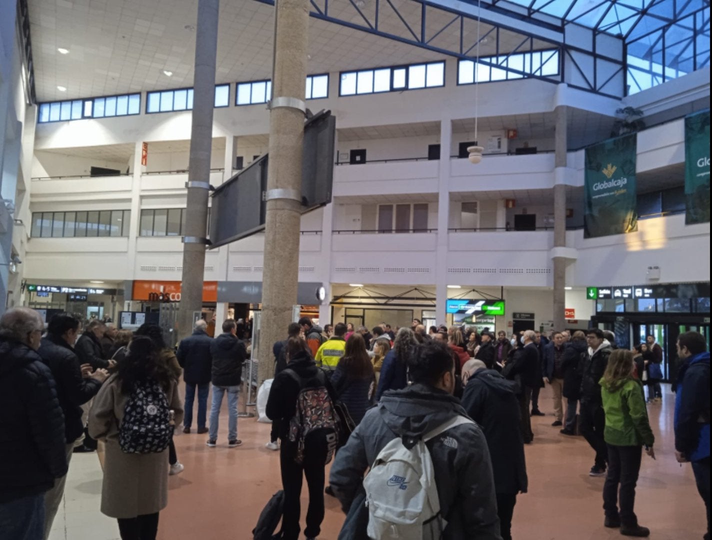 Enfado de los usuarios del Avant de Ciudad Real por nuevos retrasos en la línea del AVE provocados por el robo de cable Enfado de los usuarios del Avant de Ciudad Real por nuevos retrasos en la línea del AVE provocados por el robo de cable