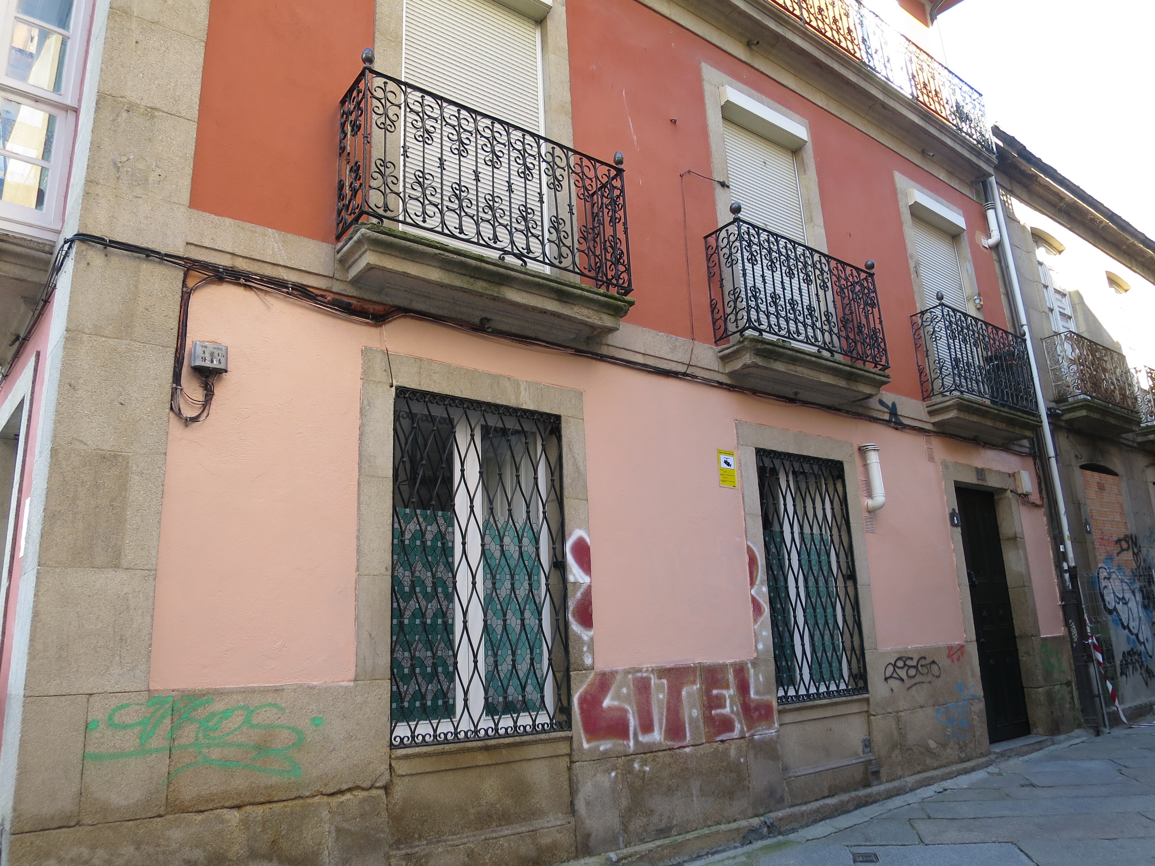 O BNG denuncia mala praxe na eliminación de pintadas na zona histórica da cidade O BNG denuncia mala praxe na eliminación de pintadas na zona histórica da cidade