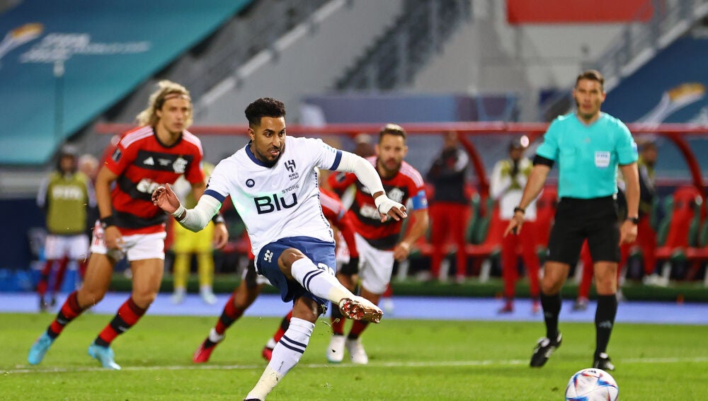 Salem Al-Dawsari convierte uno de los penaltis que lanzó en la semifinal ante el Flamengo