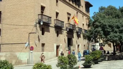 Los sindicatos amenazan con una huelga ante la supresión del complemento de antigüedad. Los sindicatos amenazan con una huelga ante la supresión del complemento de antigüedad.