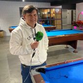 Ángel González en un salón de recreativos en Madrid
