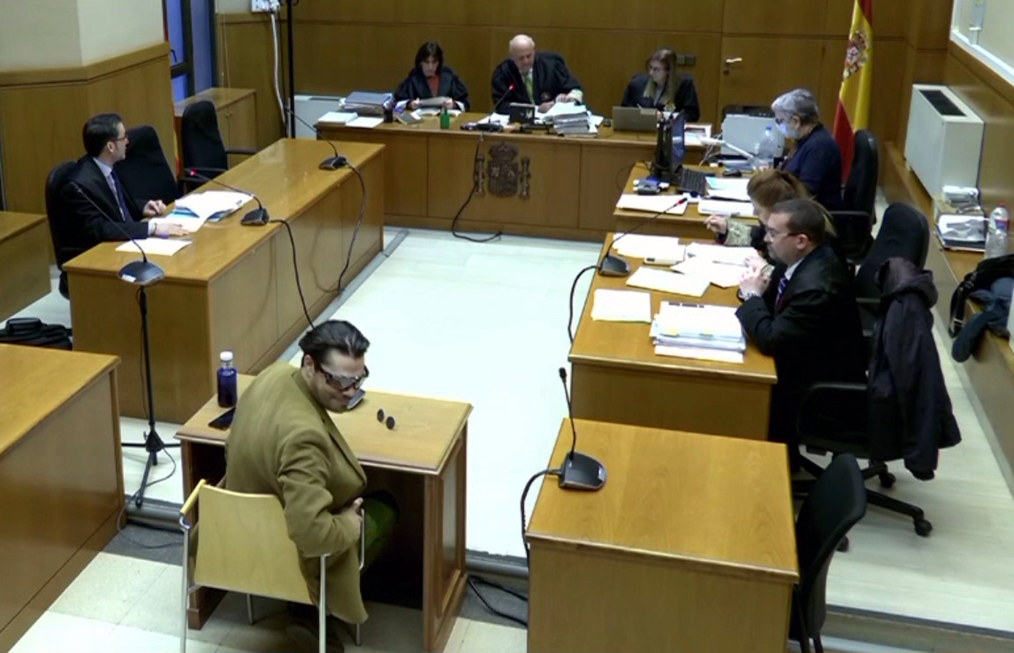 El 'estafador del amor' acepta dos años y tres meses de prisión por quedarse 68.000 euros de cinco mujeres El 'estafador del amor' acepta dos años y tres meses de prisión por quedarse 68.000 euros de cinco mujeres