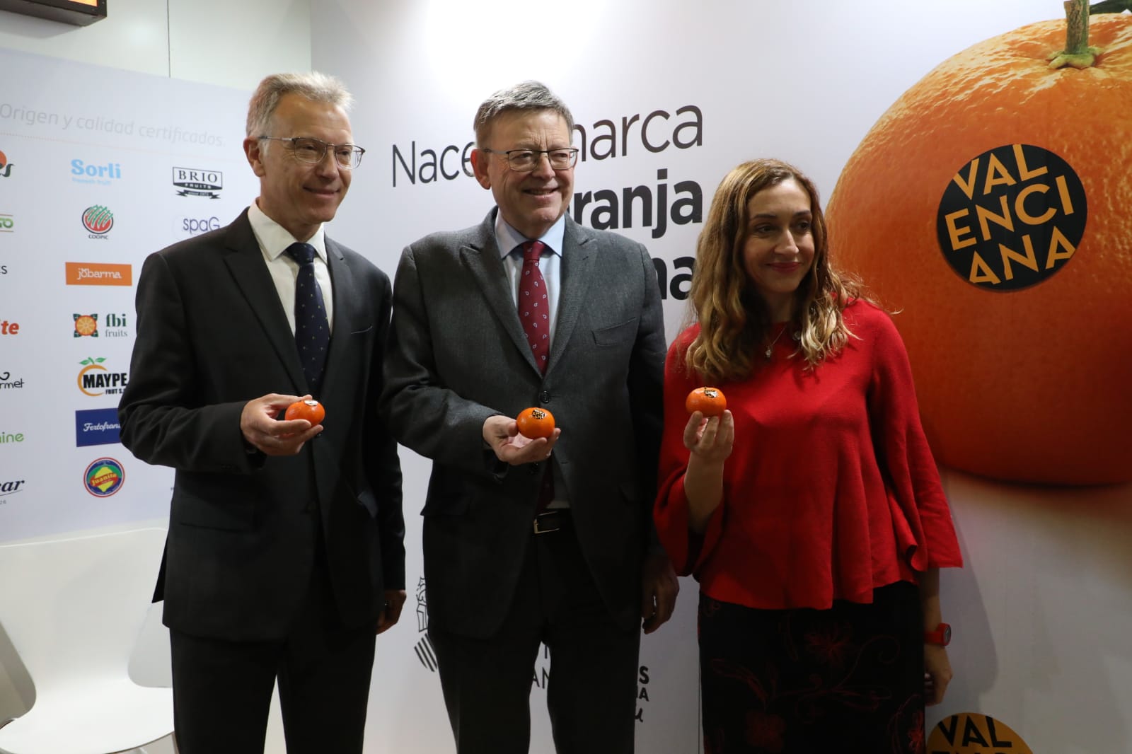 Puig pide unidad al sector citrícola y colaboración al comercio para reforzar la marca 'Naranja Valenciana' Puig pide unidad al sector citrícola y colaboración al comercio para reforzar la marca 'Naranja Valenciana'