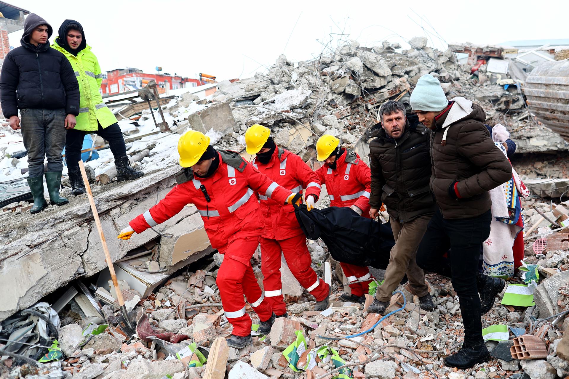 Los bomberos ilicitanos desplazados a Turquía llegan a tiempo de encontrar supervivientes del terremoto Los bomberos ilicitanos desplazados a Turquía llegan a tiempo de encontrar supervivientes del terremoto