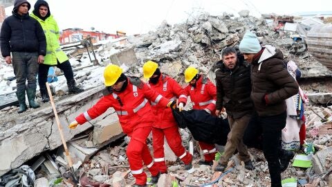 Imagen de los trabajos de rescate en Turqu&iacute;a tras el terremoto