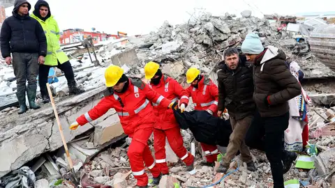 Imagen de los trabajos de rescate en Turquía tras el terremoto. Imagen de los trabajos de rescate en Turquía tras el terremoto