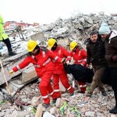 Imagen de los trabajos de rescate en Turquía tras el terremoto.