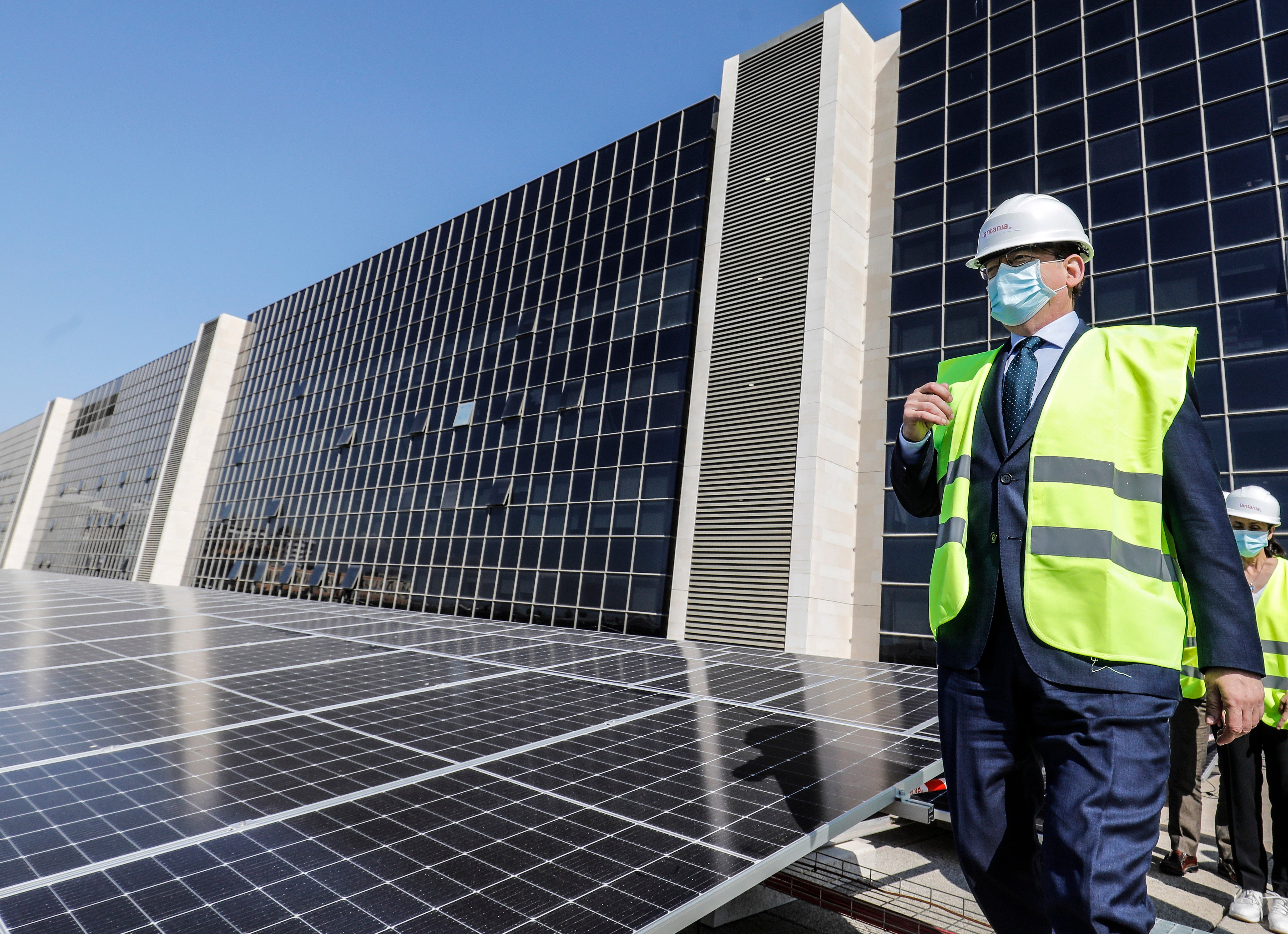 Puig, sobre el megaproyecto solar Magda: "La descarbonización es incuestionable, pero hay que hacer las cosas bien" Puig, sobre el megaproyecto solar Magda: "La descarbonización es incuestionable, pero hay que hacer las cosas bien"