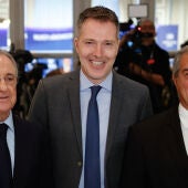 Bernd Reichart, CEO de la Superliga, junto a Florentino Pérez y Joan Laporta