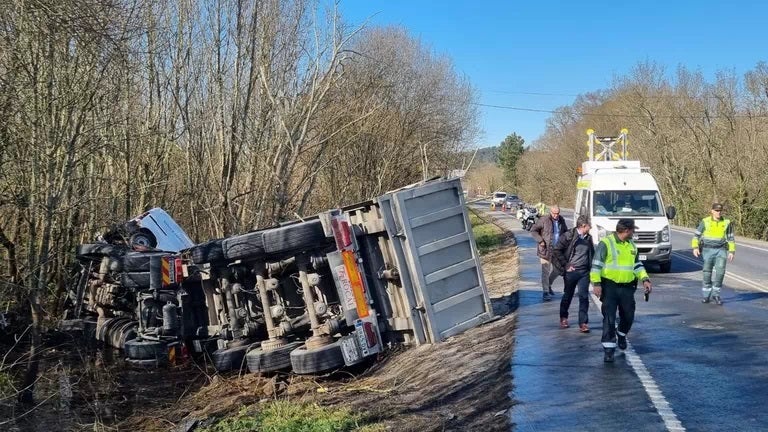 Falece unha persoa e dúas feridas nun acidente en San Cibrao das Viñas Falece unha persoa e dúas feridas nun acidente en San Cibrao das Viñas