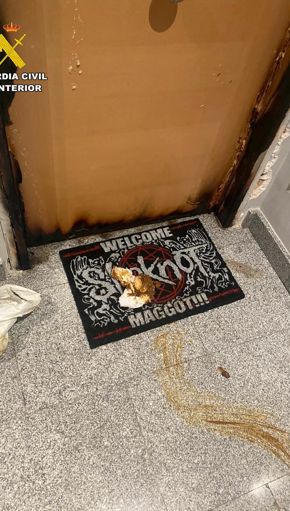 Lanzaba excrementos en la puerta de los vecinos Lanzaba excrementos en la puerta de los vecinos