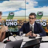 Félix Bolaños con Carlos Alsina en 'Más de uno'