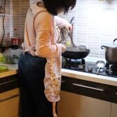Una ama de casa trabaja en la cocina