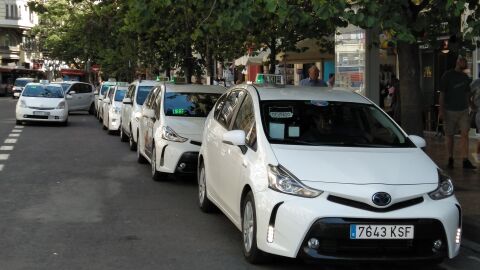 Taxis en una parada en València