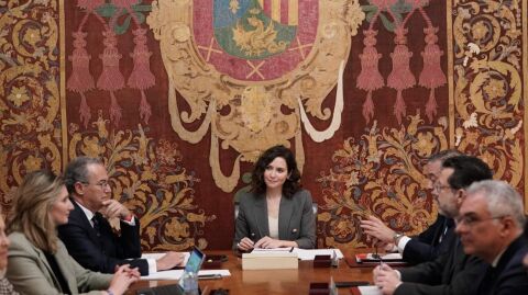 Isabel D&iacute;az Ayuso anuncia la creaci&oacute;n de un nuevo servicio de atenci&oacute;n y apoyo a las familias en las residencias de mayores tras la celebraci&oacute;n del Consejo de Gobierno regional en Alcal&aacute; de Henares