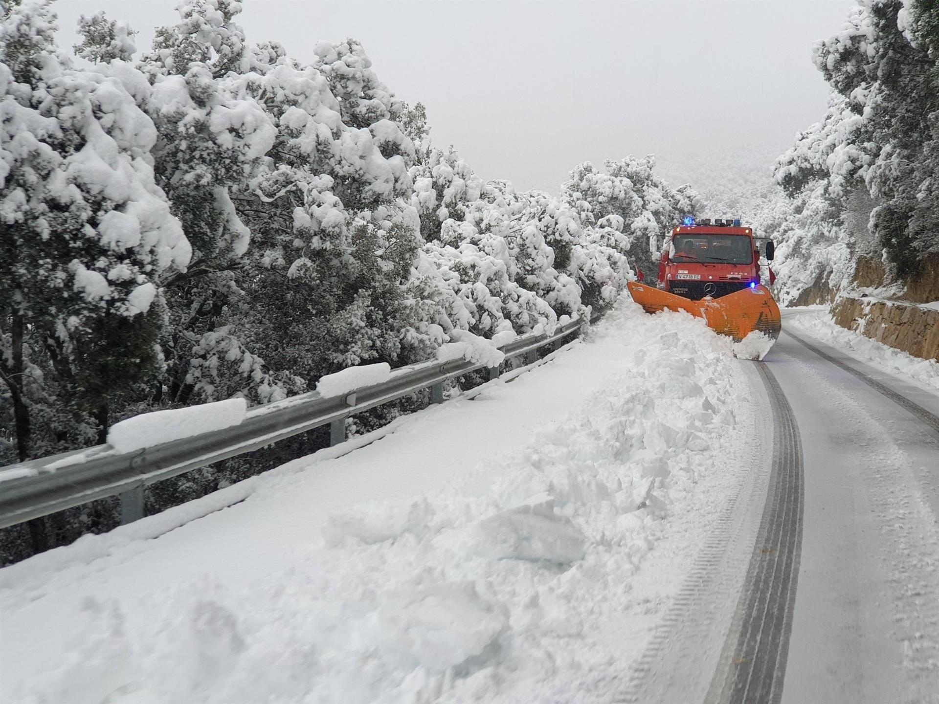 Una carretera de la provincia permanece cerrada al tráfico por el temporal mientras que en otras se necesitan cadenas Una carretera de la provincia permanece cerrada al tráfico por el temporal mientras que en otras se necesitan cadenas