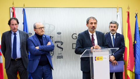 El secretario general de Infraestructuras del MITMA, Xavier Flores, con consejeros de Cantabria y Asturias tras la reuni&oacute;n del grupo de trabajo de seguimiento sobre el problema de los trenes