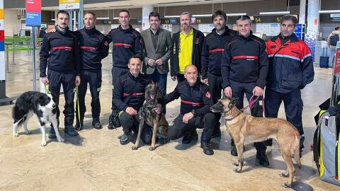 Antonio Requena, de agachado junto a su perro Thor, y Paco Cuevas, segundo por la izquierda, antes de partir desde Manises con destino a Turquía Antonio Requena, de agachado junto a su perro Thor, y Paco Cuevas, segundo por la izquierda, antes de partir desde Manises con destino a Turquía