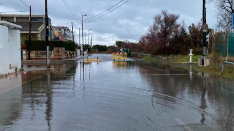 Acumulación de agua en la Avenida de la Marjal y la Calle Suecia