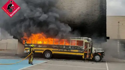 autobus calcinado l'alfas del pi bomberos autobus calcinado l'alfas del pi bomberos