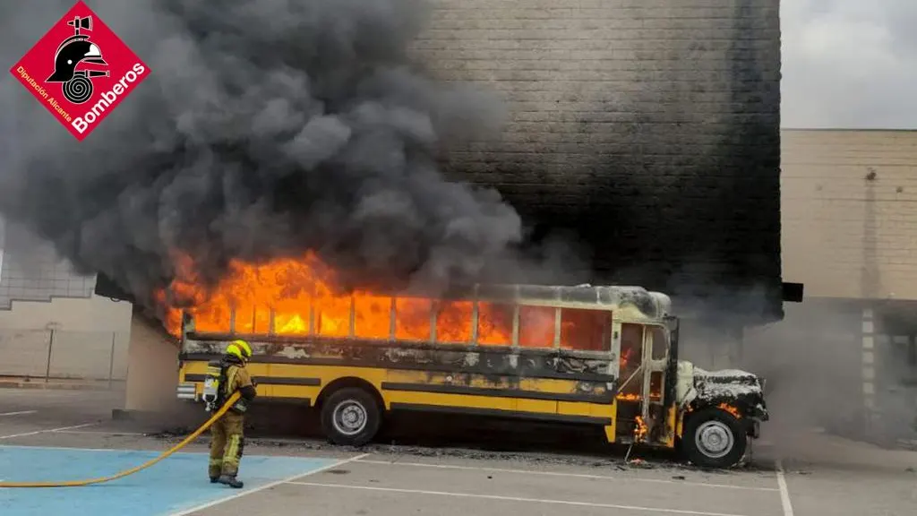 autobus calcinado l'alfas del pi bomberos autobus calcinado l'alfas del pi bomberos