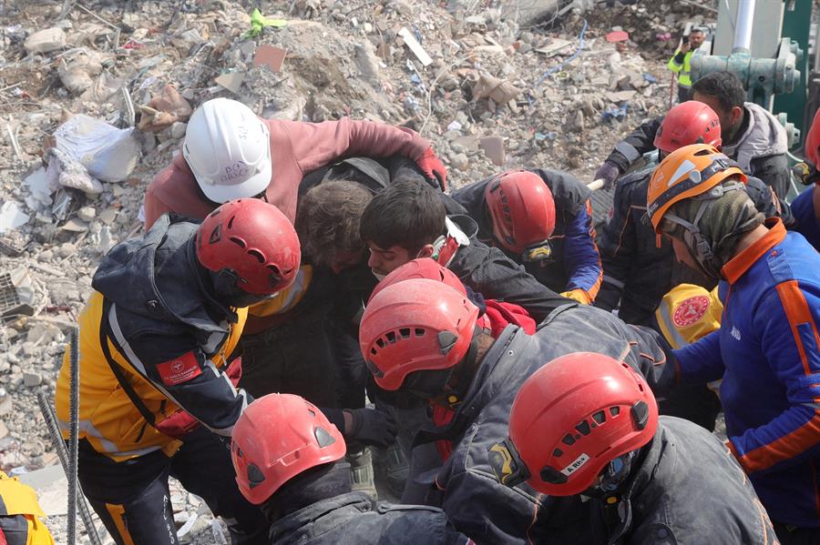 Rescatado un bebé en el terremoto de Turquía aferrado a un mechón de pelo de su madre Rescatado un bebé en el terremoto de Turquía aferrado a un mechón de pelo de su madre