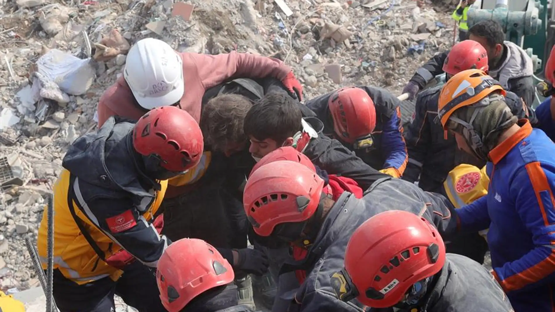Rescatado un bebé en el terremoto de Turquía aferrado a un mechón de pelo de su madre