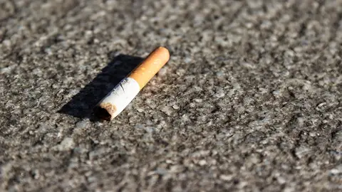 UTE Elche y el Ayuntamiento inician una campaña contra las colillas de cigarros UTE Elche y el Ayuntamiento inician una campaña contra las colillas de cigarros