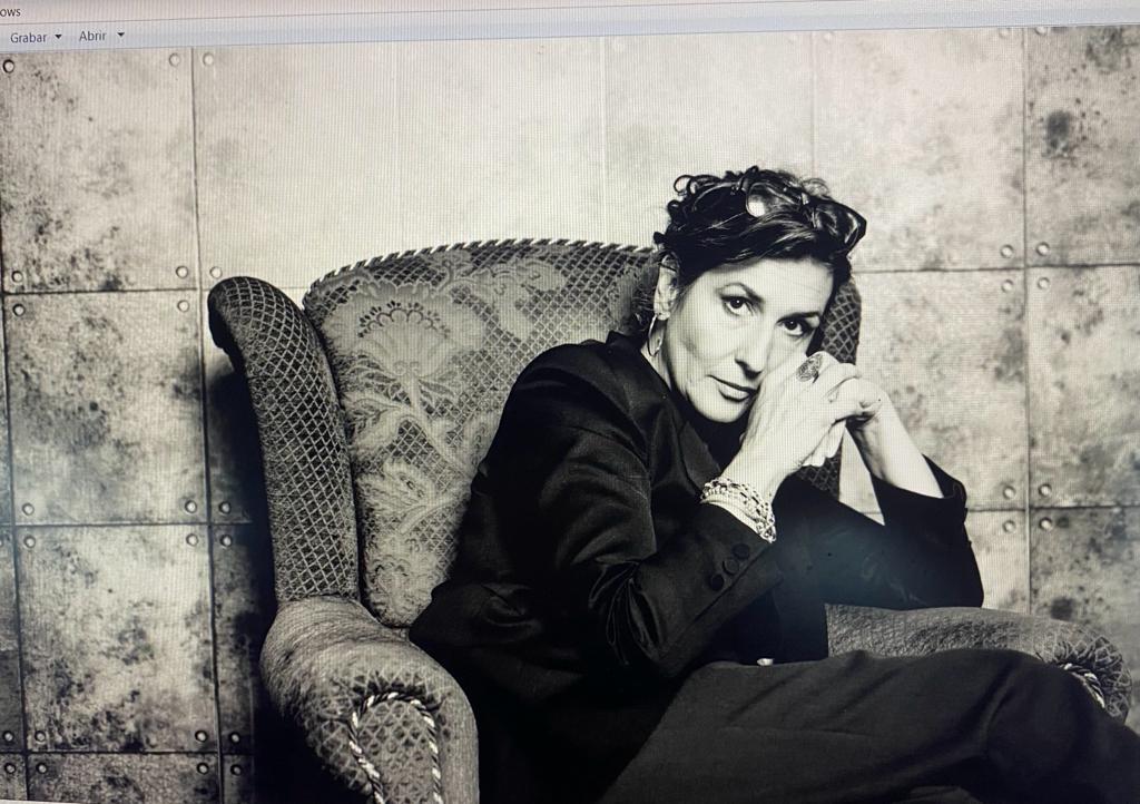 Elvira Mínguez publica su primera novela 'La sombra de la tierra' Elvira Mínguez publica su primera novela 'La sombra de la tierra'