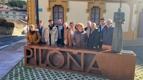 La familia peruana en compa&ntilde;&iacute;a de sus familiares en Pilo&ntilde;a y autoridades