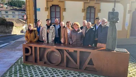 La familia peruana en compañía de sus familiares en Piloña y autoridades La familia peruana en compañía de sus familiares en Piloña y autoridades