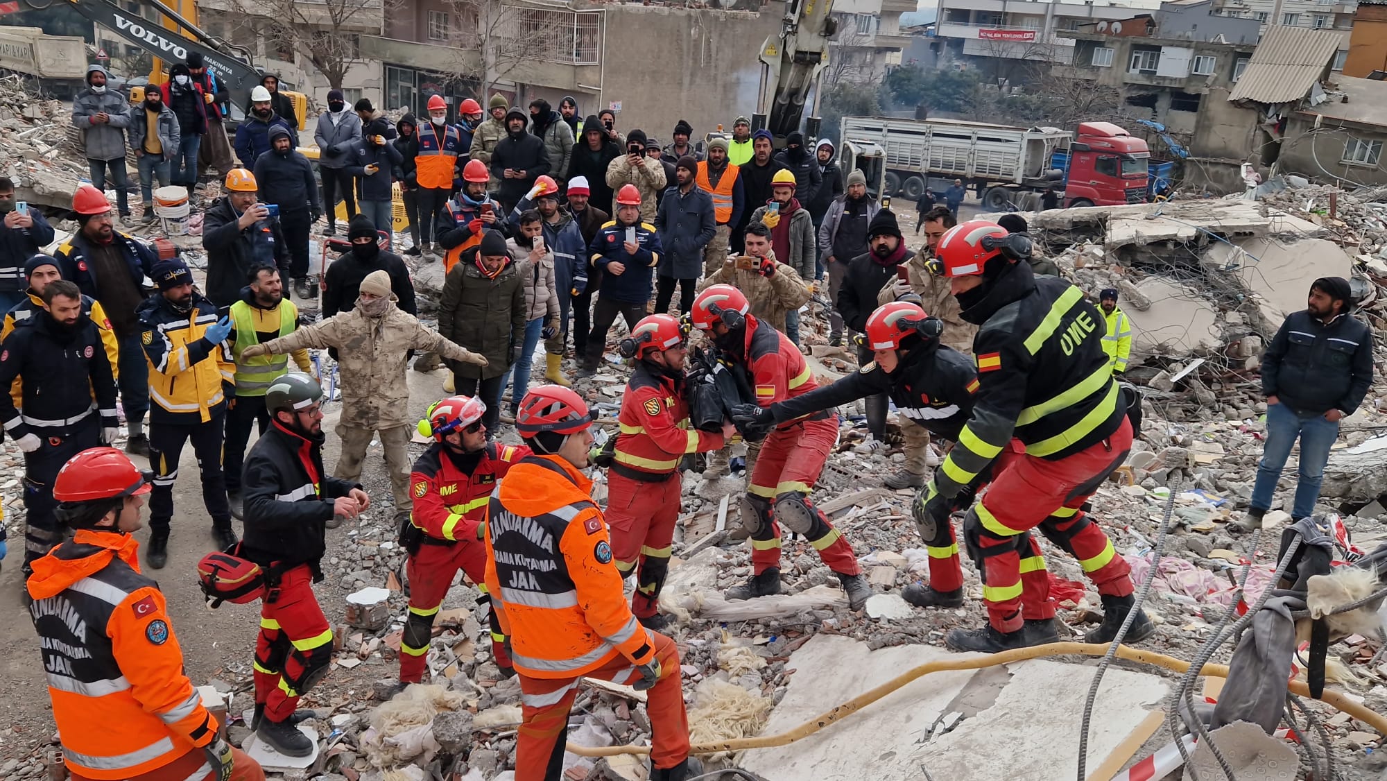 El jefe del equipo de la UME en Turquía, sobre el rescate a una madre y sus dos hijos: "Ha sido un momento muy emotivo" El jefe del equipo de la UME en Turquía, sobre el rescate a una madre y sus dos hijos: "Ha sido un momento muy emotivo"
