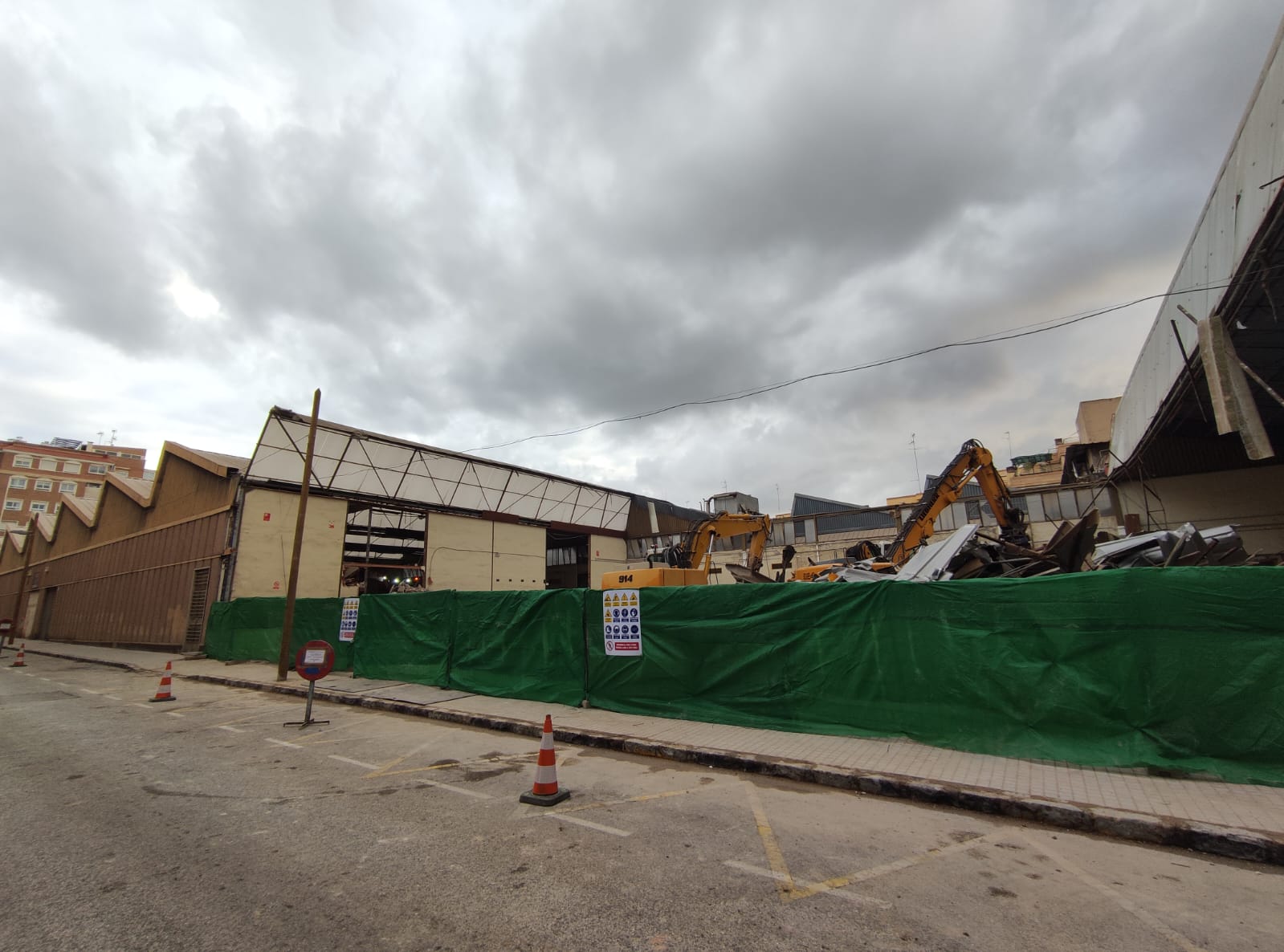 Adiós al edificio Reebok: las palas inician el derribo de esta icónica nave industrial Adiós al edificio Reebok: las palas inician el derribo de esta icónica nave industrial