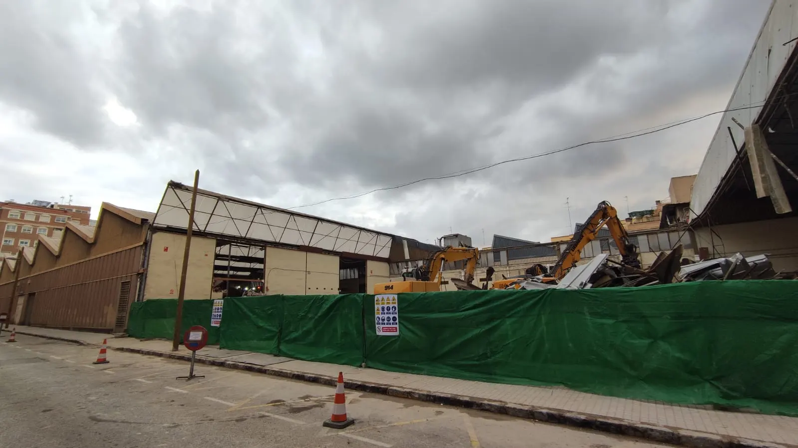 Adi&oacute;s al edificio Reebok las palas inician el derribo de esta ic&oacute;nica nave industrial