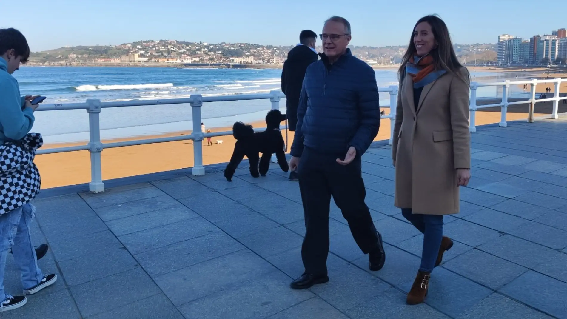 Ángela Pumariega y Diego Canga de paseo por Gijón