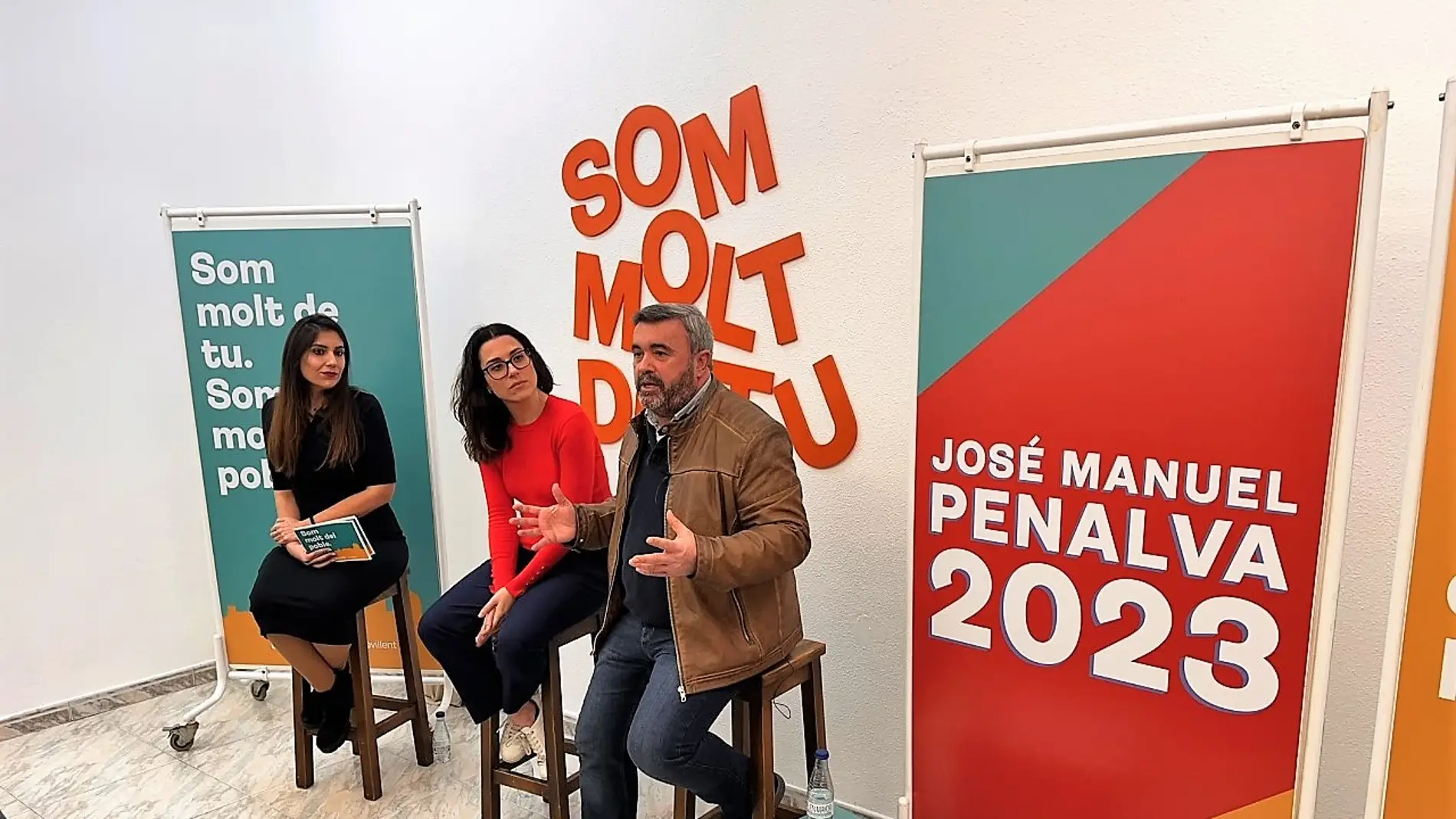 José Manuel Penalva y Aitana Mas en la inauguración de la sede electoral de Compromís per Crevillent.
