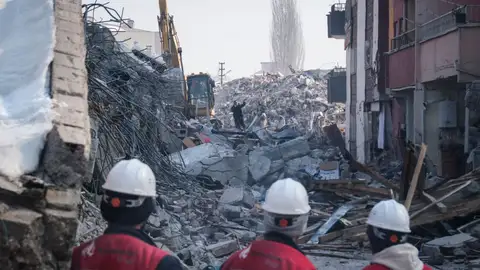 Voluntarios y equipos de rescate trabajan en uno de los edificios derrumbados tras el terremoto en Siria y Turquía Voluntarios y equipos de rescate trabajan en uno de los edificios derrumbados tras el terremoto en Siria y Turquía