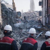 Voluntarios y equipos de rescate trabajan en uno de los edificios derrumbados tras el terremoto en Siria y Turquía