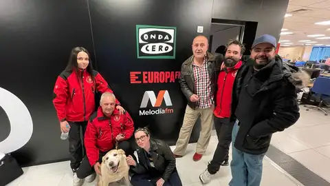 Nela y sus guías de la Escuela Española Salvamento y detección con Perros en Como el Perro y el Gato Nela y sus guías de la Escuela Española Salvamento y detección con Perros en Como el Perro y el Gato