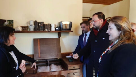 Adri&aacute;n Barb&oacute;n durante la visita en Cabranes