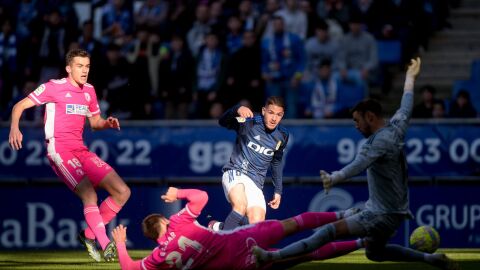 Manu Vallejo intenta un remate frente al Burgos