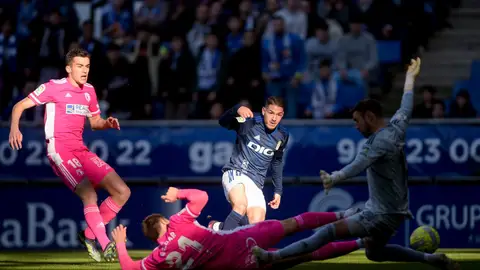 Manu Vallejo intenta un remate frente al Burgos Manu Vallejo intenta un remate frente al Burgos